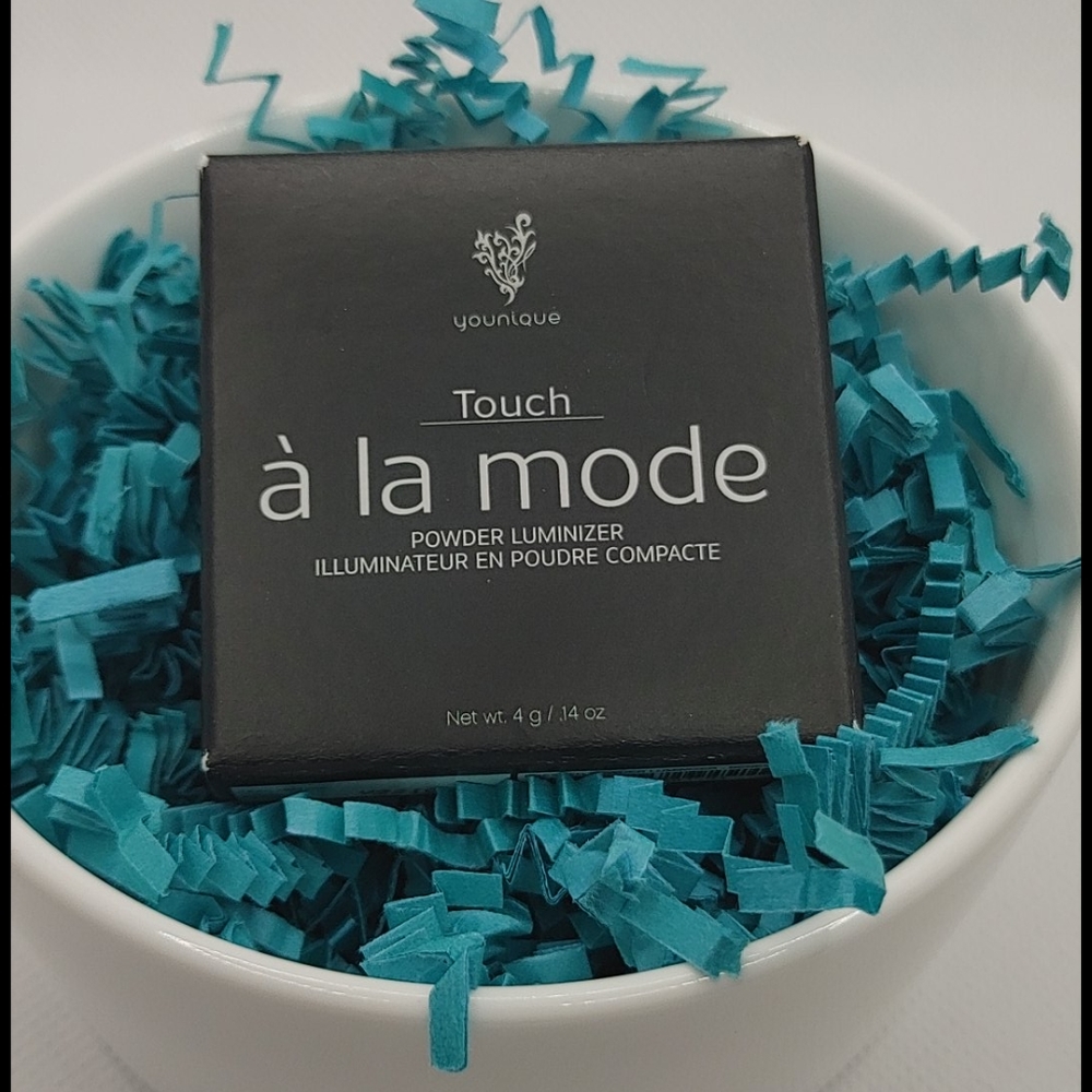 Younique Powder Luminizer - Benevolent NWT
